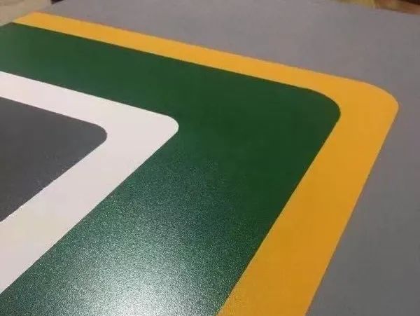 地下停車(chē)場(chǎng)無(wú)振動(dòng)防滑坡道施工流程分享，地下車(chē)庫(kù)水性防滑坡道